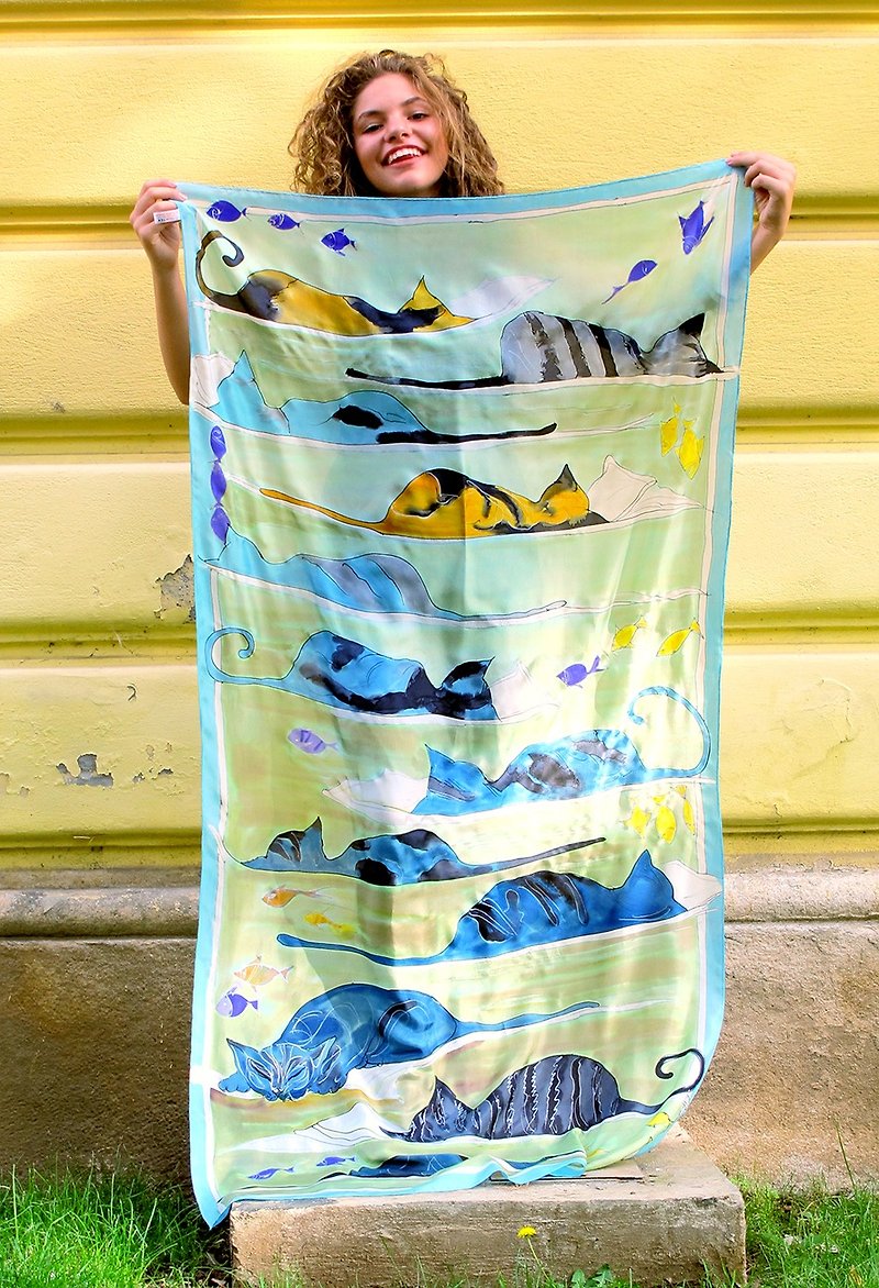 手描きのシルクスカーフ-青い眠っている猫 - スカーフ - シルク・絹 多色