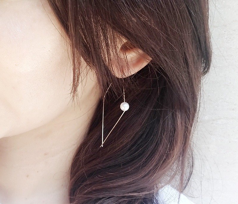 Simple pearl big earrings / The one Swarovski Pearl 14KGF earring. - Earrings & Clip-ons - Gemstone White