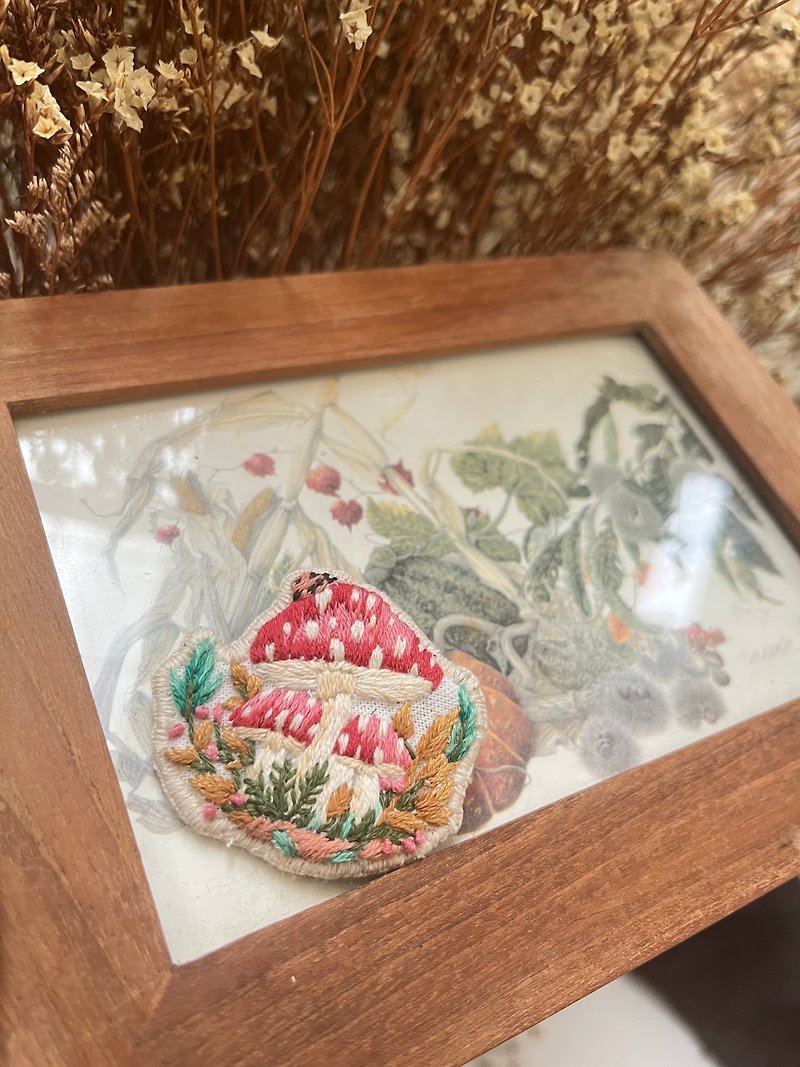 Hand Embroidery mushroom pin - 胸針/心口針 - 棉．麻 紅色