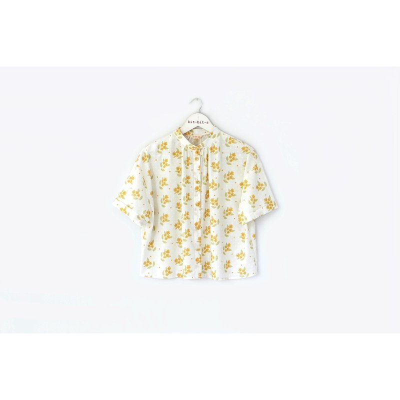 Oversized shirt with sleeve reinforcement, cream color, white color, yellow flower lover pattern - 女上衣/長袖上衣 - 棉．麻 
