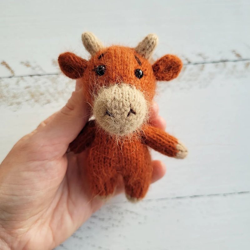 Knitted stuffed Bull/ Cow small stuffed toy - ตุ๊กตา - ขนแกะ 