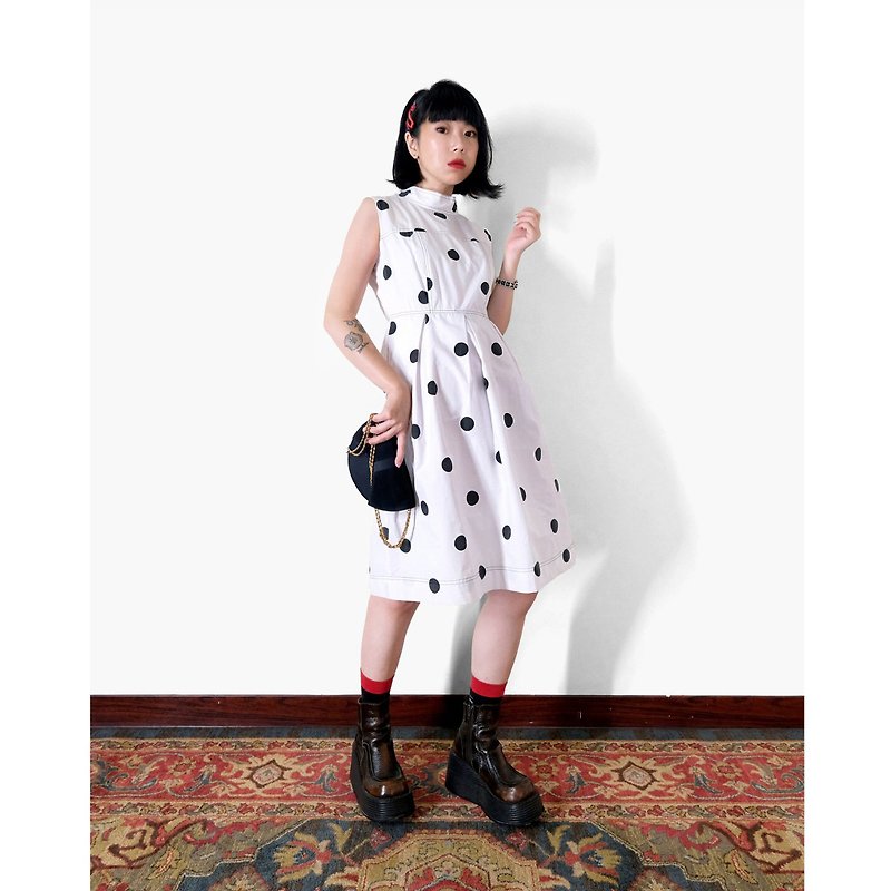 A PRANK DOLLY-Vintage vintage white and black dot small stand collar wear sleeveless dress on both sides