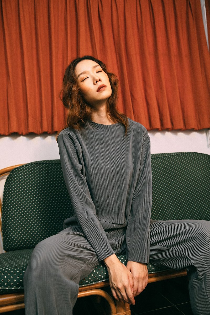 MINIMAL GREY PLEAT CROP BLOUSE TOP WITH HIGH NECK AND LONG SLEEVE - 女裝 上衣 - 其他材質 灰色
