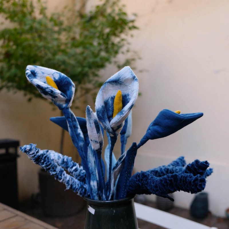 Blue dyed calla lily blue grass dyed immortal flower handmade bouquet cloth flower flower birthday gift - ช่อดอกไม้แห้ง - ผ้าฝ้าย/ผ้าลินิน สีน้ำเงิน