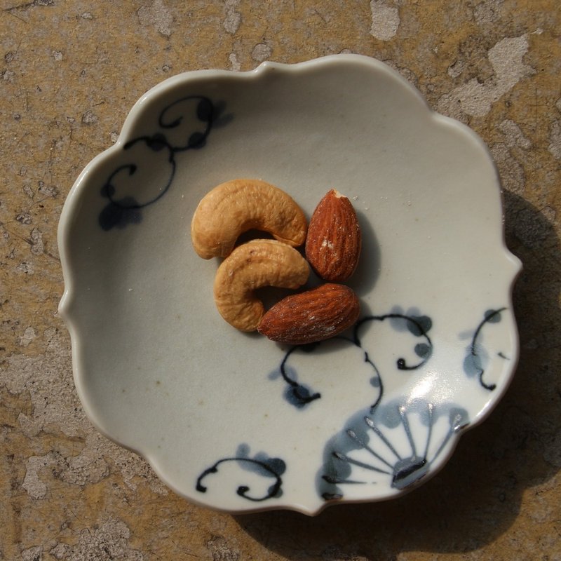 Arita Kiln | Oka Shingo supervised the production of small four-sided dishes - chrysanthemum painting - จานเล็ก - เครื่องลายคราม 