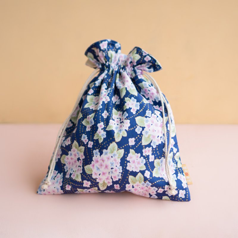 日雜風禮物  荷葉邊束口袋  靛藍山櫻花 - 飲料提袋/杯套 - 棉．麻 多色