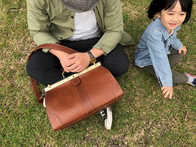 Absolutely classic Dr. Gray bag/crossbody bag Color: Waxing dark coffee Size: L Vegetable tanned cow leather - Messenger Bags & Sling Bags - Genuine Leather Brown