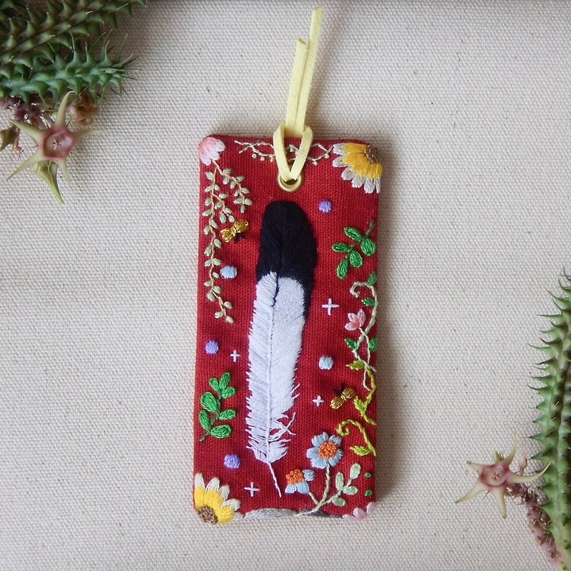 ผ้าฝ้าย/ผ้าลินิน ที่คั่นหนังสือ สีแดง - Hand embroidery book mark-beautiful feather