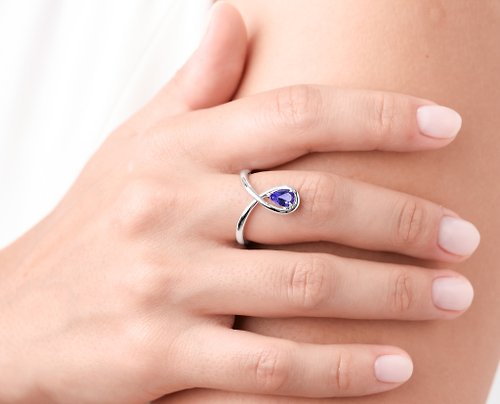 Majade Jewelry Design 坦桑石梨形求婚戒指 14k白金獨特訂婚戒指 極簡單石結婚新娘指環