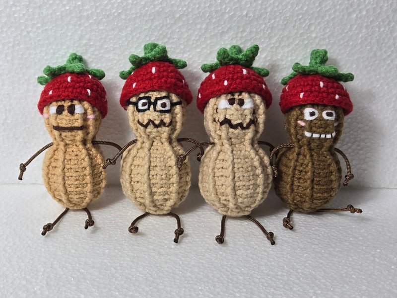 Woolen Doll Peanut Friend Ornament ~ Strawberry - พวงกุญแจ - วัสดุอื่นๆ 