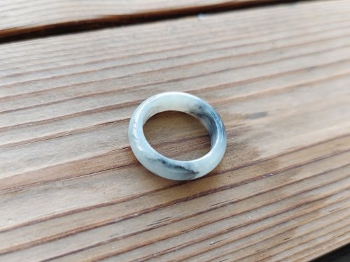 螺絲帽帽工作室 【親翠】天然翡翠 冰烏雞牛奶底藝術水墨手指鐲9.5號戒圈