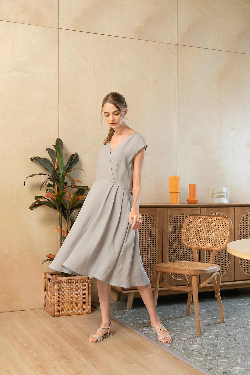 Linen Wrapped Midi Dress with headband. Pleated skirt and wrapped v-neck - 洋裝/連身裙 - 棉．麻 灰色