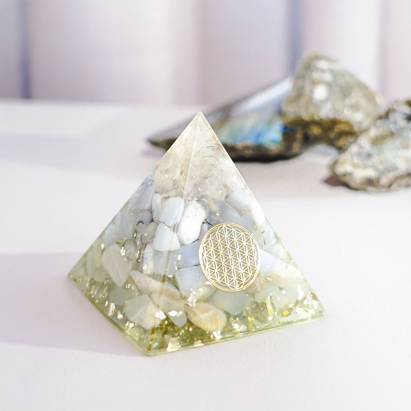 Pre-order [White Crystal, Blue Chalcedony, Moon Stone] Orgonite Crystal Energy Pyramid 6x6cm - ของวางตกแต่ง - คริสตัล หลากหลายสี