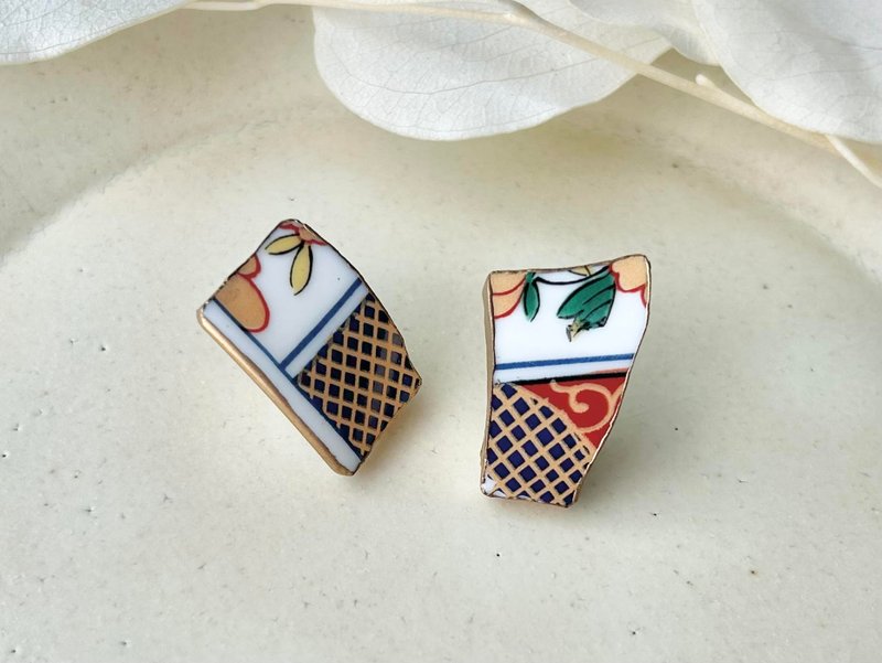 【金具が選べる】有田焼　金継ぎ　ピアス　イヤリング　花柄　リーフ柄　和柄　伝統工芸　No.172 - 耳環/耳夾/耳骨夾 - 陶 金色