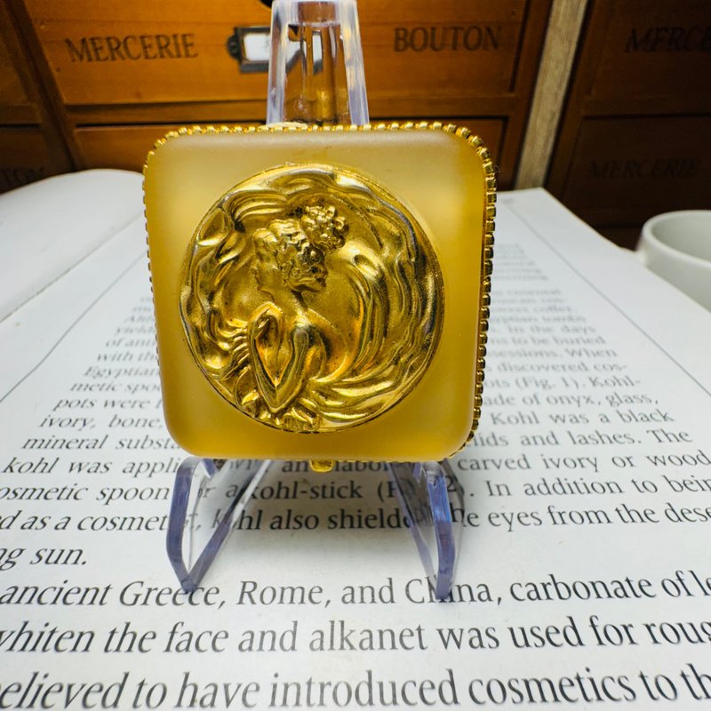 Square golden solid perfume yellow translucent lid with a golden disc embossed with a woman in the center - อื่นๆ - โลหะ 