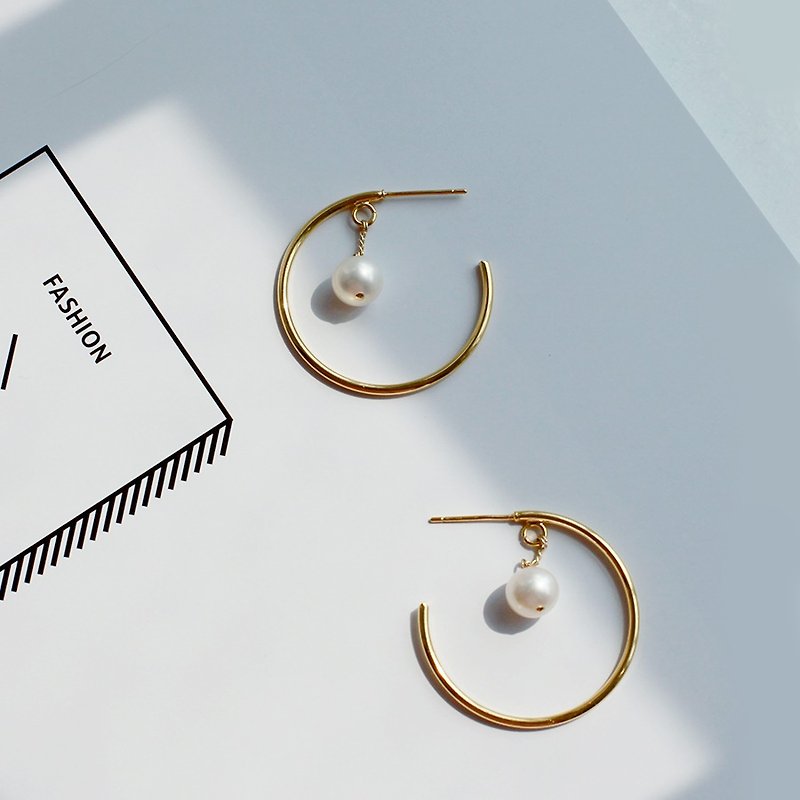 MissQueeny half circle natural pearl earrings - ต่างหู - โลหะ สีทอง