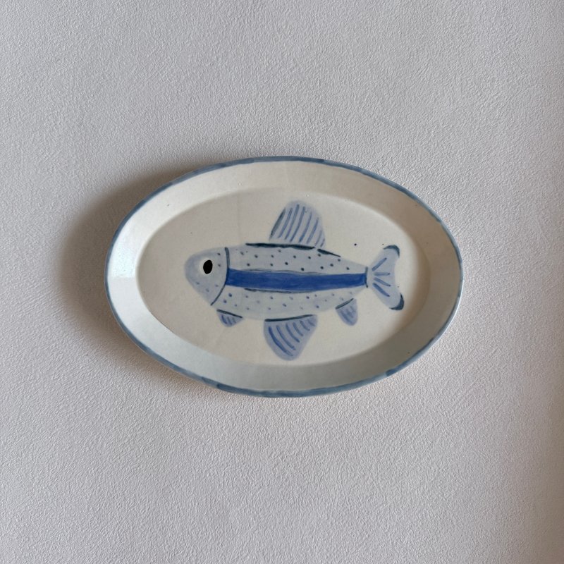 手繪藍魚橢圓盤/悠游藍魚盤 - 碟/盤子/餐盤 - 陶 