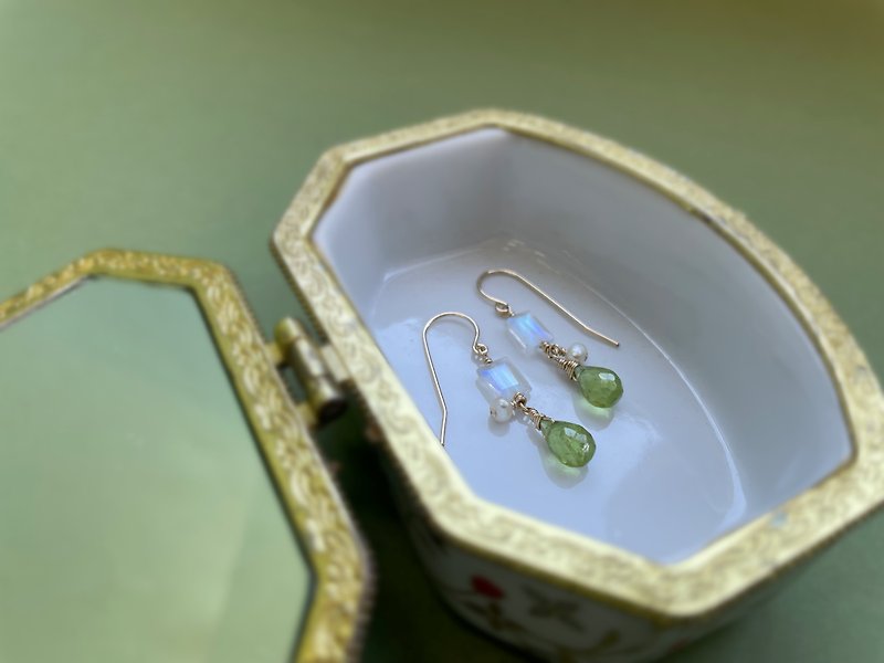 //方塊月亮石橄欖石珍珠耳環// 14KGF 天然石水晶手作 防過敏 - 耳環/耳夾 - 半寶石 綠色