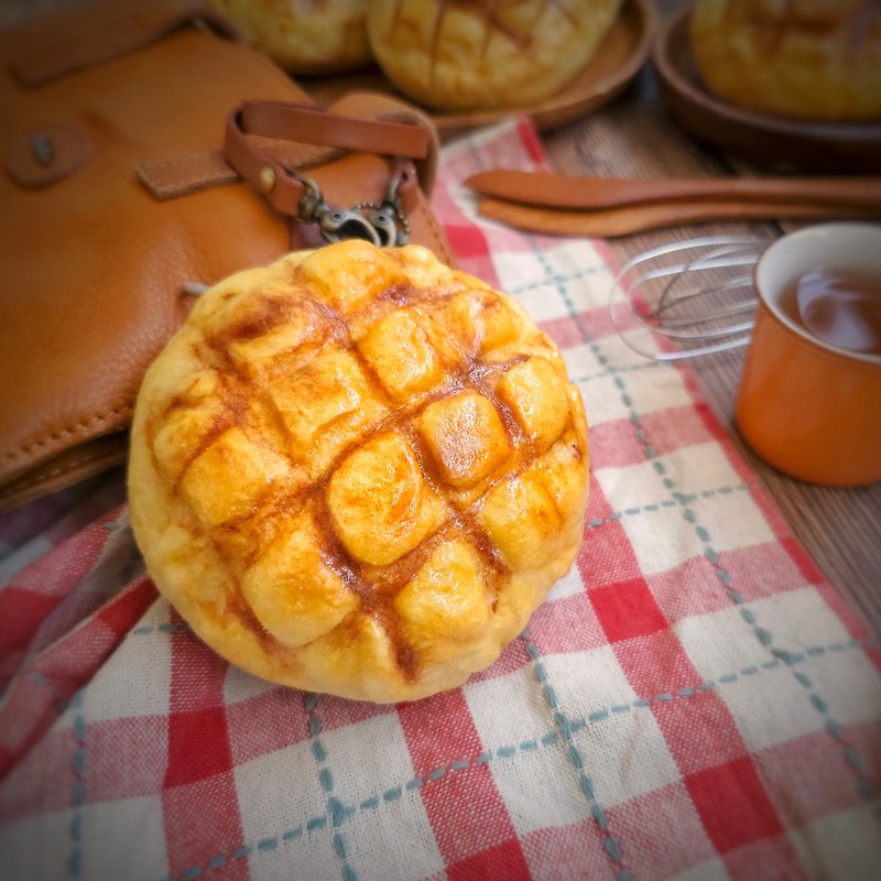 Realistic wool felt pineapple MINI coin purse 3.0 (with leather strap) - กระเป๋าใส่เหรียญ - ขนแกะ สีนำ้ตาล