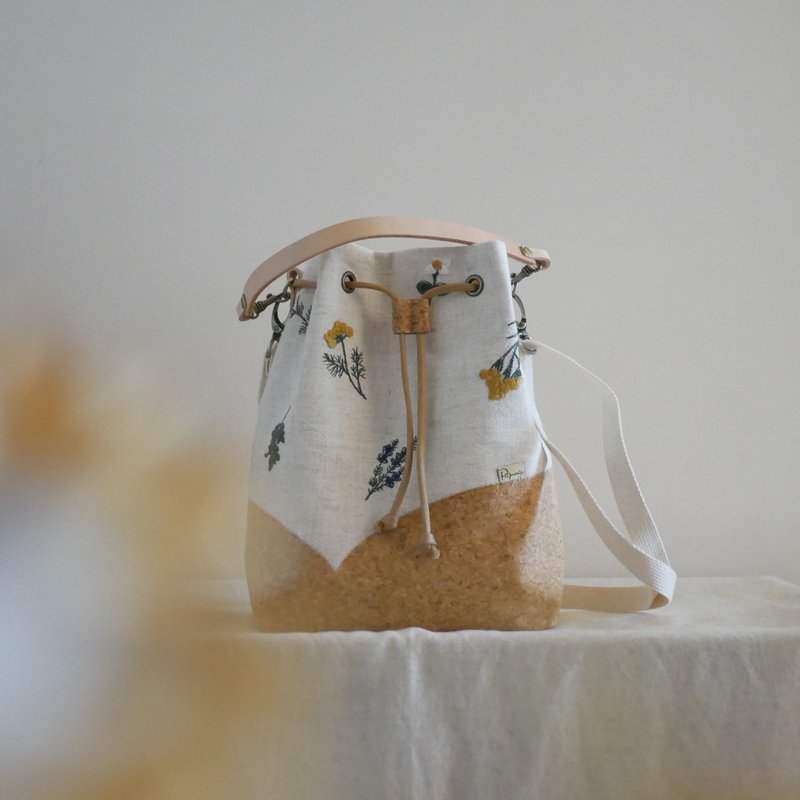 //cork. Linen embroidery botanical. Bucket bag. Crossbody bag. Bundle bag// - กระเป๋าแมสเซนเจอร์ - ผ้าฝ้าย/ผ้าลินิน สีนำ้ตาล