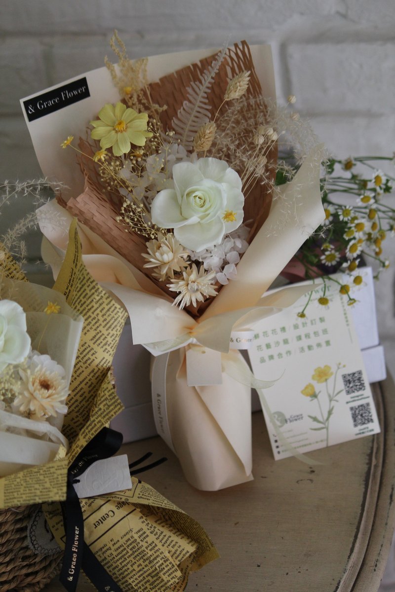 [Small bouquet of goose yellow and soft white eternal flowers] eternal flowers/birthday flowers/holiday gifts - ช่อดอกไม้แห้ง - พืช/ดอกไม้ สีกากี