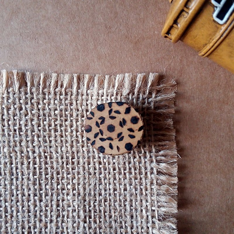 Wooden pattern pins / brooches - เข็มกลัด - ไม้ สีนำ้ตาล