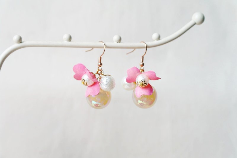 可愛桃紅花朵靈動珠子耳環耳飾 - 耳環/耳夾 - 其他金屬 