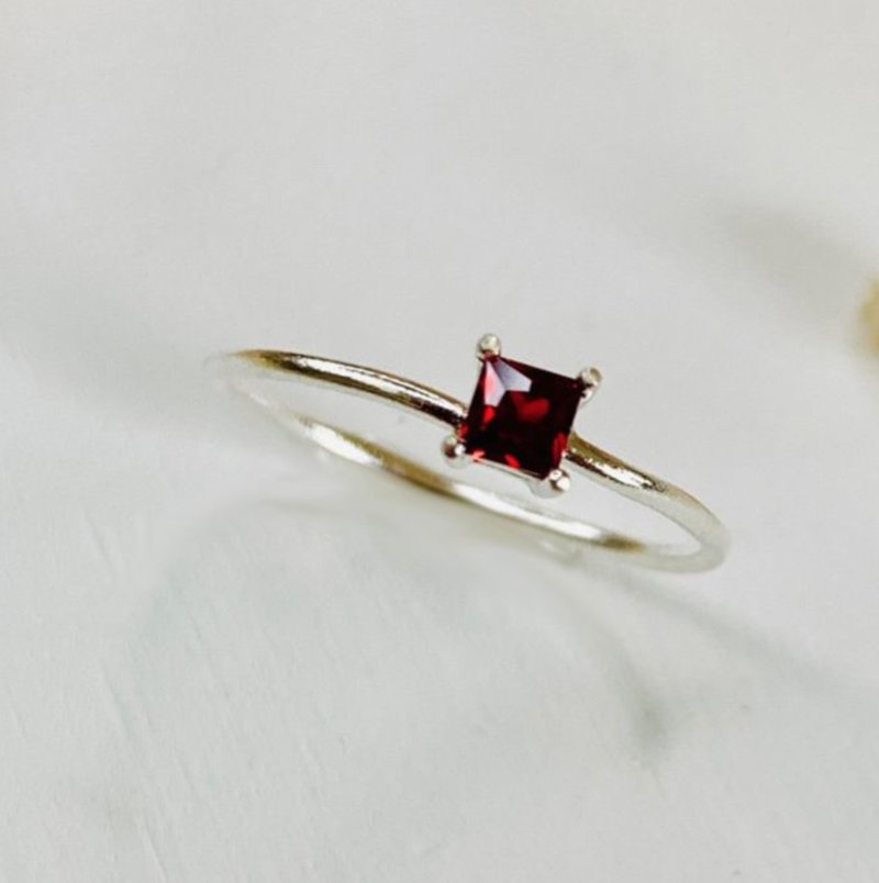 [Red] Sterling Silver-Red Square Diamond Wire Ring - แหวนทั่วไป - เงินแท้ สีเงิน