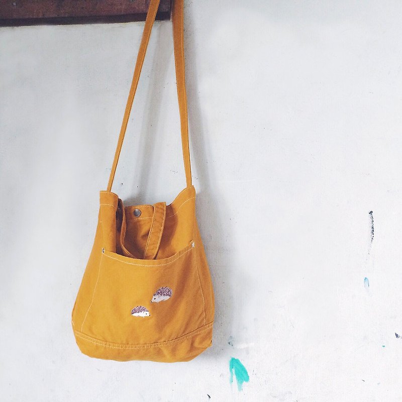 Hedgehog Embroidery - Canvas Crossbody Bag : Yellow Mustard - 手提包/手提袋 - 棉．麻 黃色