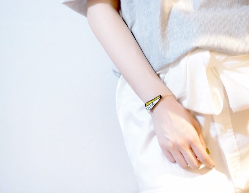 Long Water Drop Embroidery Bracelet / Summer White - สร้อยข้อมือ - งานปัก ขาว