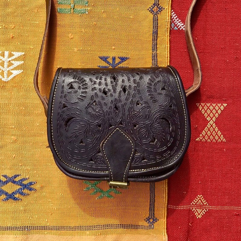 Moroccan carved hollow package crows black - กระเป๋าแมสเซนเจอร์ - กระดาษ สีดำ