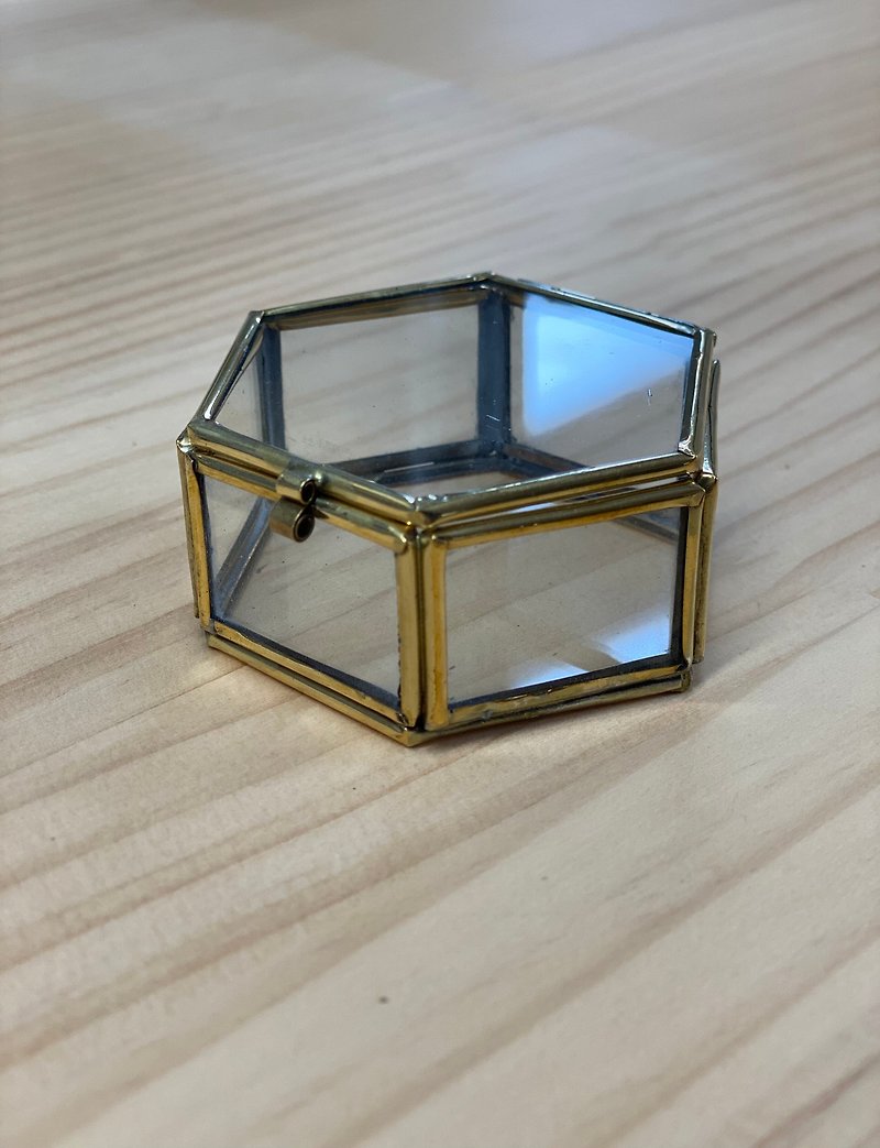 ガラスボックス　ケース　六角形(Mサイズ) - 収納用品 - ガラス ゴールド