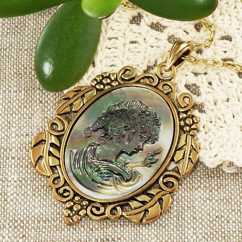 AGATIX Mother of Pearl Lady Cameo Necklace Gray MOP Girl Cameo Pendant Necklace Jewelry