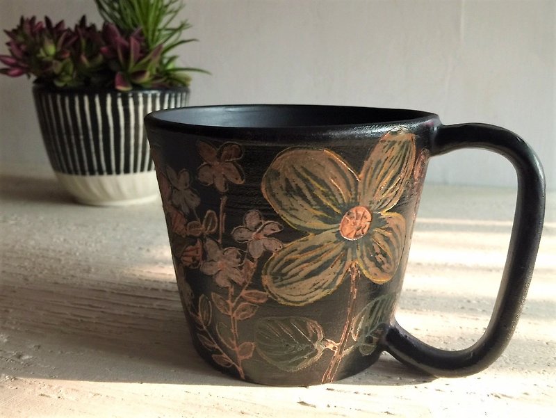 Essays depicting flowers and pottery mugs - แก้วมัค/แก้วกาแฟ - ดินเผา สีดำ
