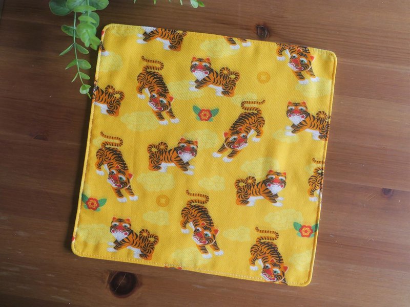 Taiwan double gauze handkerchief = domineering tiger = yellow (2 colors in total) - ผ้าเช็ดหน้า - ผ้าฝ้าย/ผ้าลินิน สีเหลือง