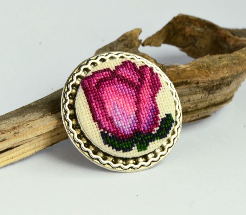 玫瑰刺繡圓形胸針十字繡自然首飾手工花卉粉色女士禮物 - 胸針 - 繡線 紫色