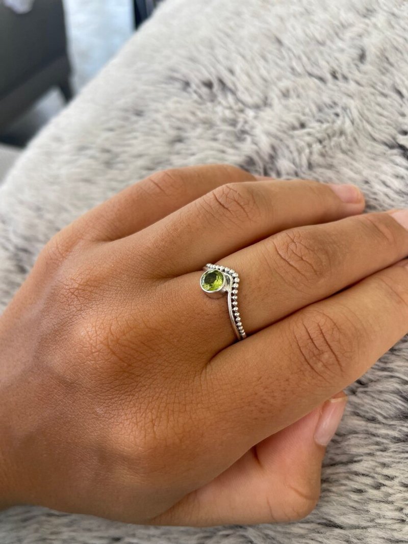 Dotted silver ring, peridot silver ring, v shaped silver ring, bali arthurist ri - 戒指 - 銀 