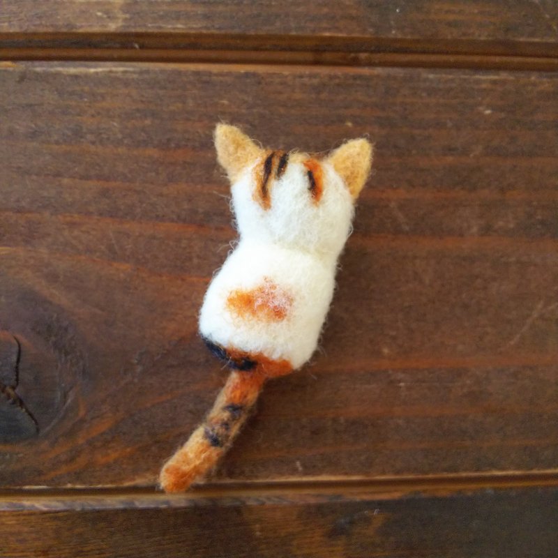 A rear view of a kitten Brooch 2 - เข็มกลัด - ขนแกะ สีกากี