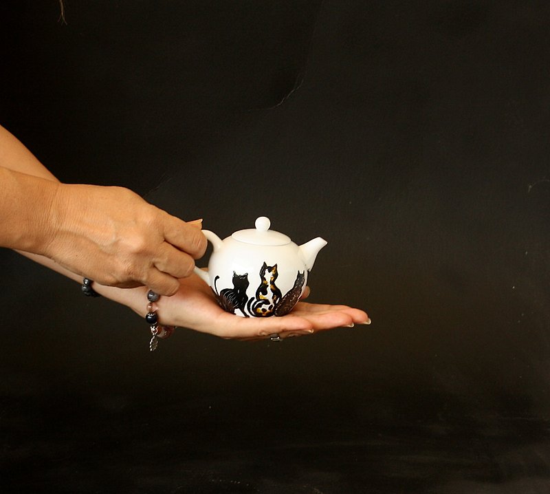 Small milk teapot ceramic cat design hand painted - 咖啡壺/咖啡器具 - 陶 白色