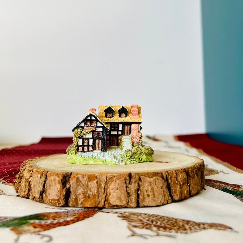 British hand drawn decorative cottage E - Items for Display - Porcelain 