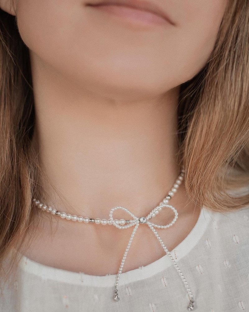 Pearly jewelry set with bows, Pearl earrings with and necklace, Wedding chocker - สร้อยคอ - ไข่มุก ขาว