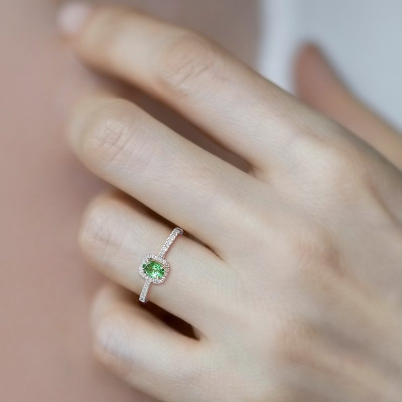 Natural Tsavorite Oval Shaped Halo Diamonds Handmade 18K Solid Gold Ring - แหวนทั่วไป - เครื่องเพชรพลอย สีเขียว