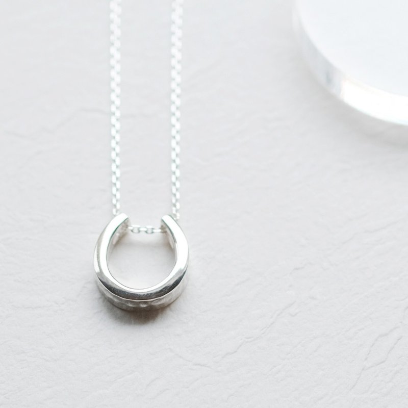 Horseshoe hammered necklace Silver 925 - สร้อยคอ - โลหะ สีเทา