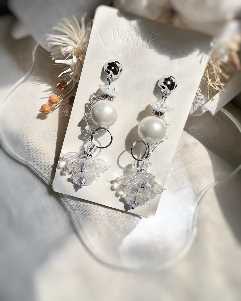 Korean pearl flower earrings - Earrings & Clip-ons - Other Metals Silver