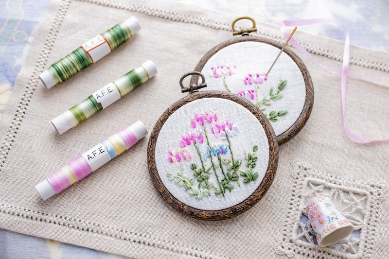 レンゲの花刺繍の製作キット【リボン刺繍はじめませんか】シルクぼかしリボンで簡単に作れるキットです - 編織/刺繡/羊毛氈/縫紉 - 絲．絹 紫色