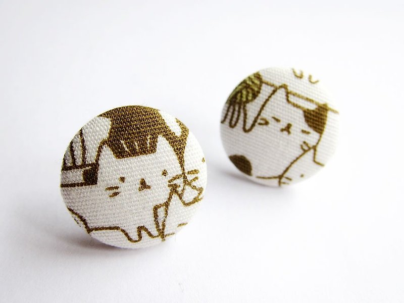 布釦耳環 米底貓咪 可做夾式耳環 - 耳環/耳夾 - 其他材質 卡其色