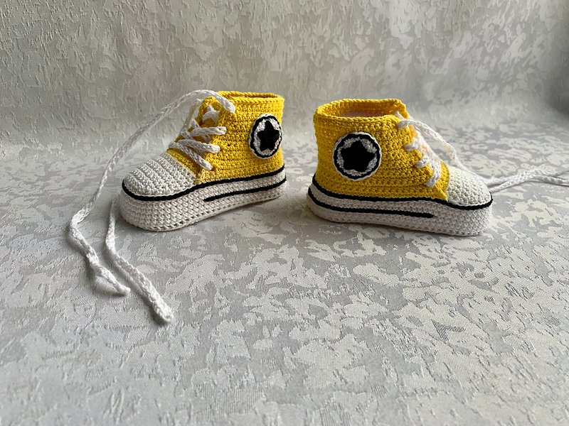 Cute Converse Baby Shoes for photoshoot Baby booties Gift for a boy and a girl - 嬰兒鞋 - 棉．麻 黃色