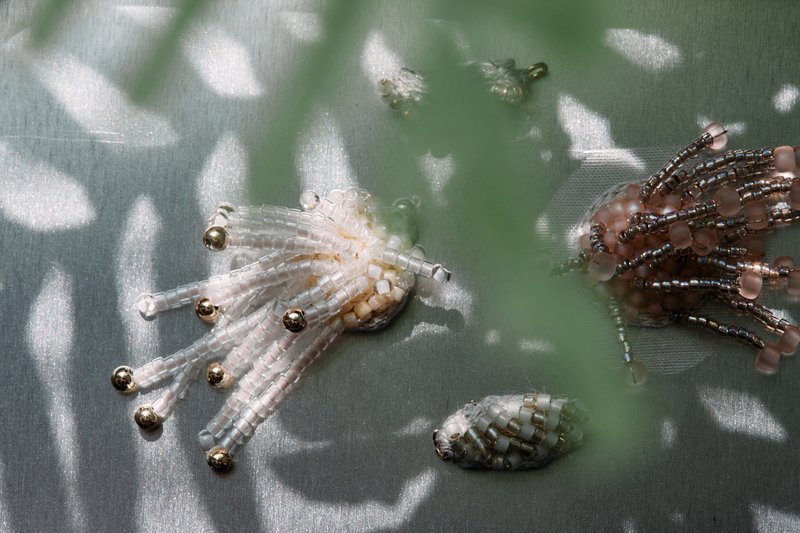 成對手工刺繡垂墜耳環 星星珠串 白 - 耳環/耳夾 - 玻璃 白色