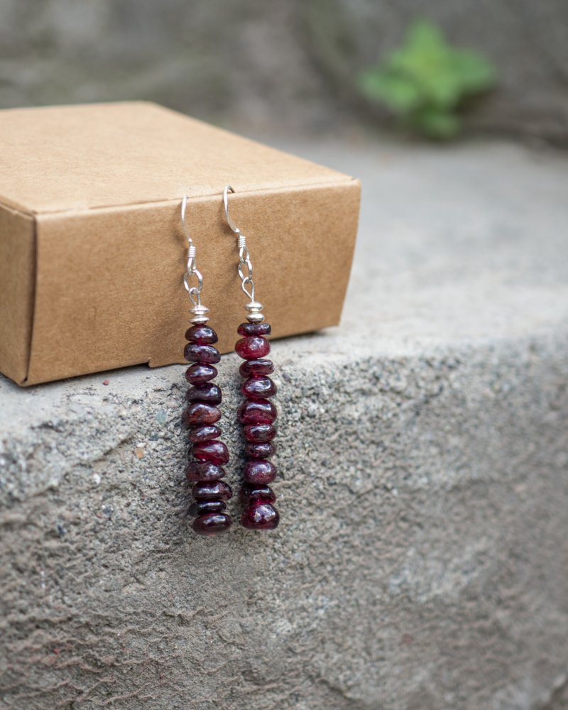 Raw Garnet  Earrings, 925 Sterling Silver, August Crystal, Gift for Capricorn - 耳環/耳夾/耳骨夾 - 寶石 紅色