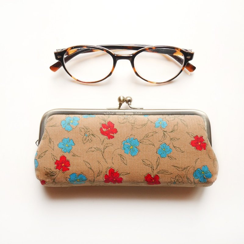 Grandma's front yard glasses bag gold bag / pencil case / cosmetic bag [made in Taiwan] - Toiletry Bags & Pouches - Other Metals Khaki